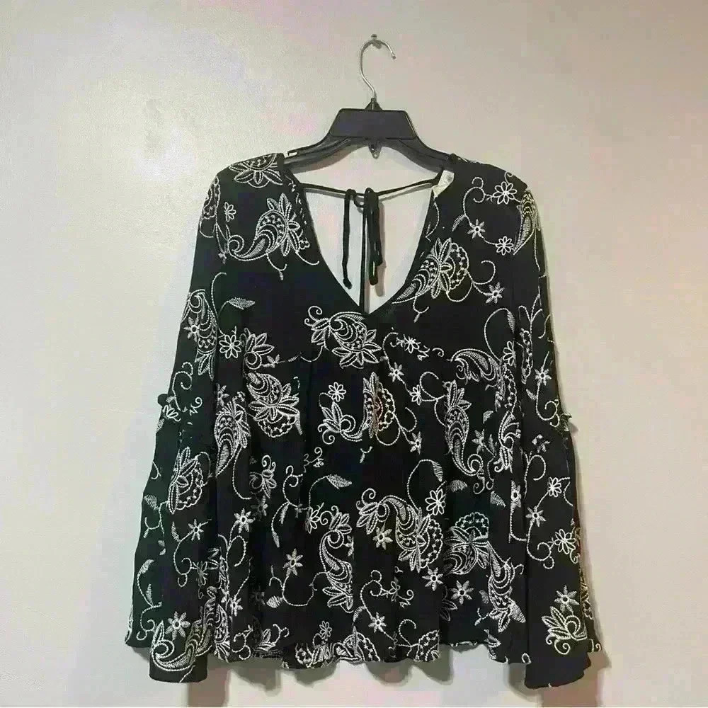 Altar’d State Blouse Women’s Black Embroidered Bell Sleeve Boho Tie Back Size M